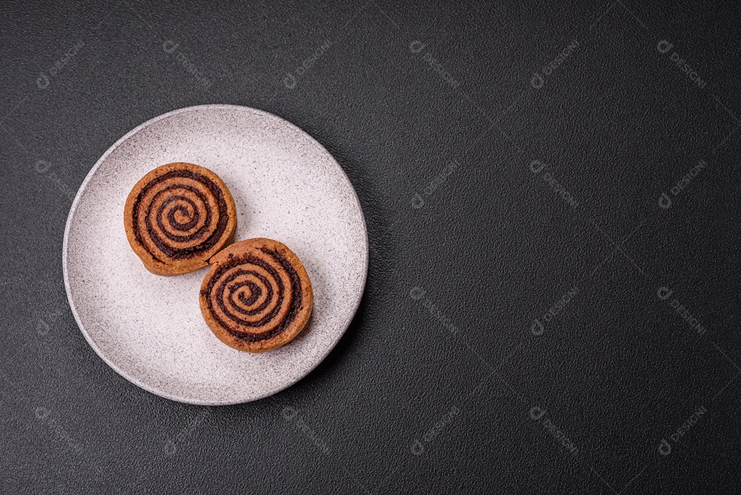 A imagem mostra dois cinnamon rolls, também conhecidos como rolos de canela.