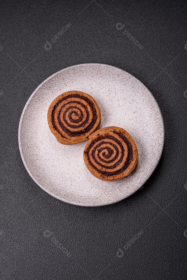 A imagem mostra dois cinnamon rolls, também conhecidos como rolos de canela.