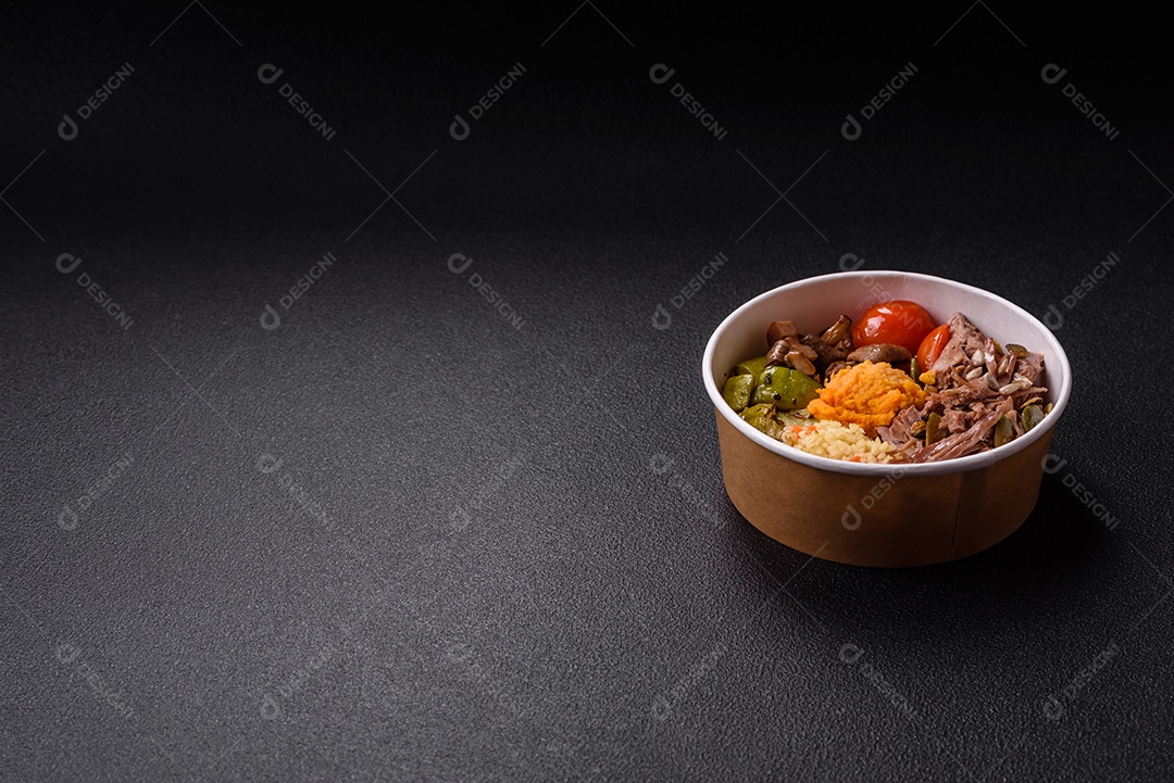 A imagem mostra um prato de comida que parece ser carne desfiada com vegetais Carne desfiada Tomates