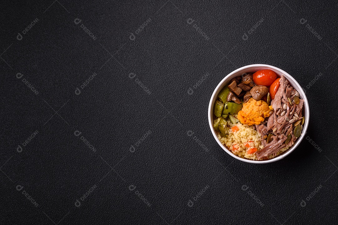 A imagem mostra um prato de comida que parece ser carne desfiada com vegetais Carne desfiada Tomates