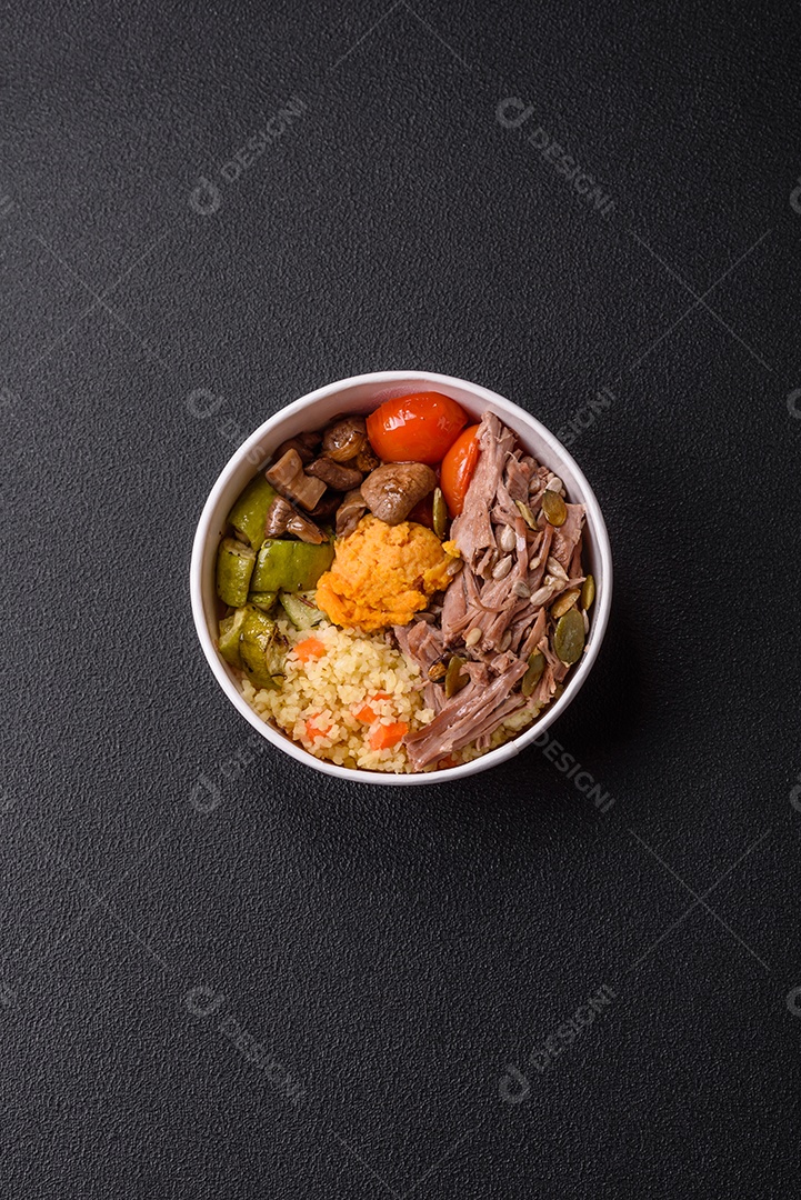 A imagem mostra um prato de comida que parece ser carne desfiada com vegetais Carne desfiada Tomates