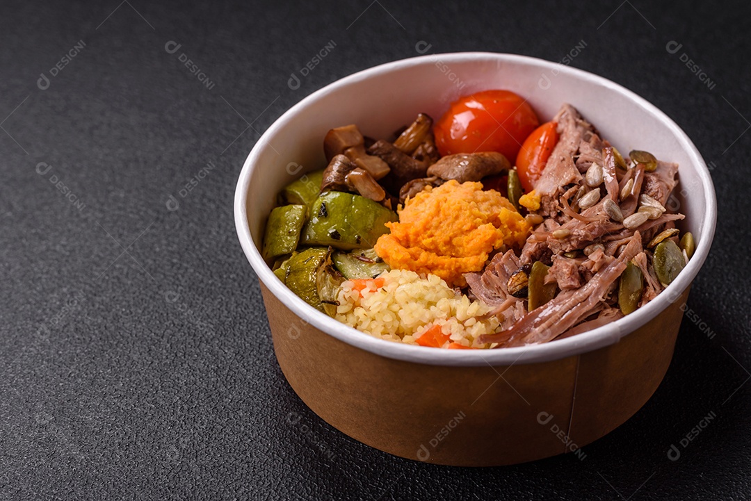 A imagem mostra um prato de comida que parece ser carne desfiada com vegetais Carne desfiada Tomates