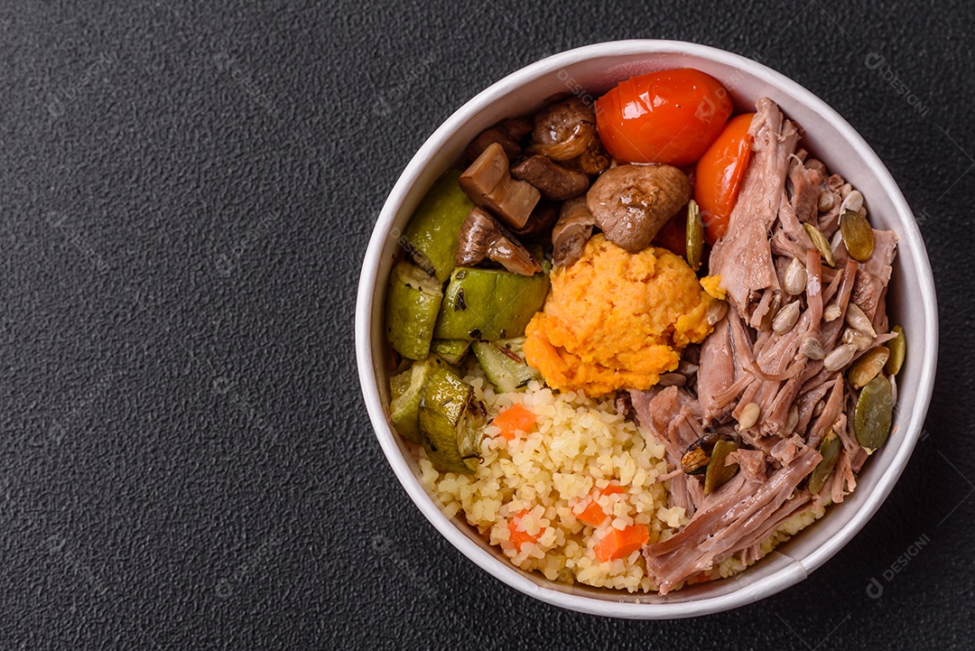 A imagem mostra um prato de comida que parece ser carne desfiada com vegetais Carne desfiada Tomates