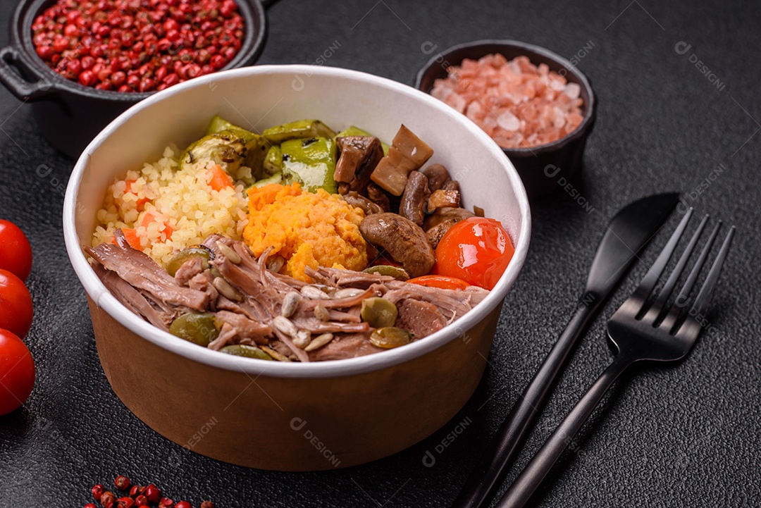 A imagem mostra um prato de comida que parece ser carne desfiada com vegetais Carne desfiada Tomates