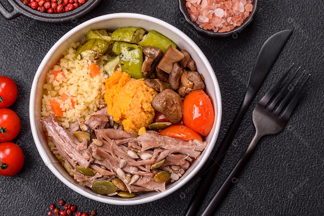 A imagem mostra um prato de comida que parece ser carne desfiada com vegetais Carne desfiada Tomates