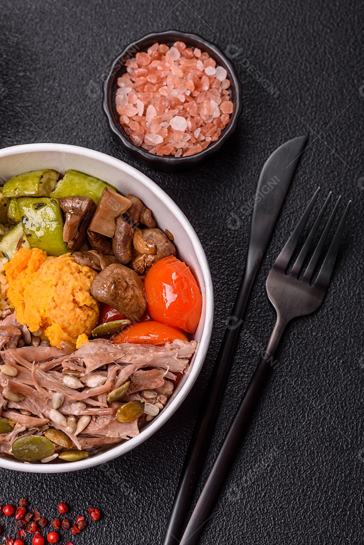 A imagem mostra um prato de comida que parece ser carne desfiada com vegetais Carne desfiada Tomates