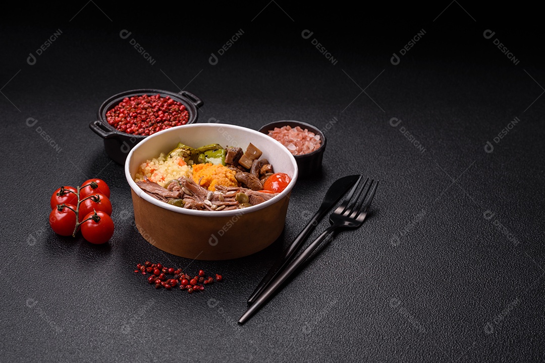 A imagem mostra um prato de comida que parece ser carne desfiada com vegetais Carne desfiada Tomates