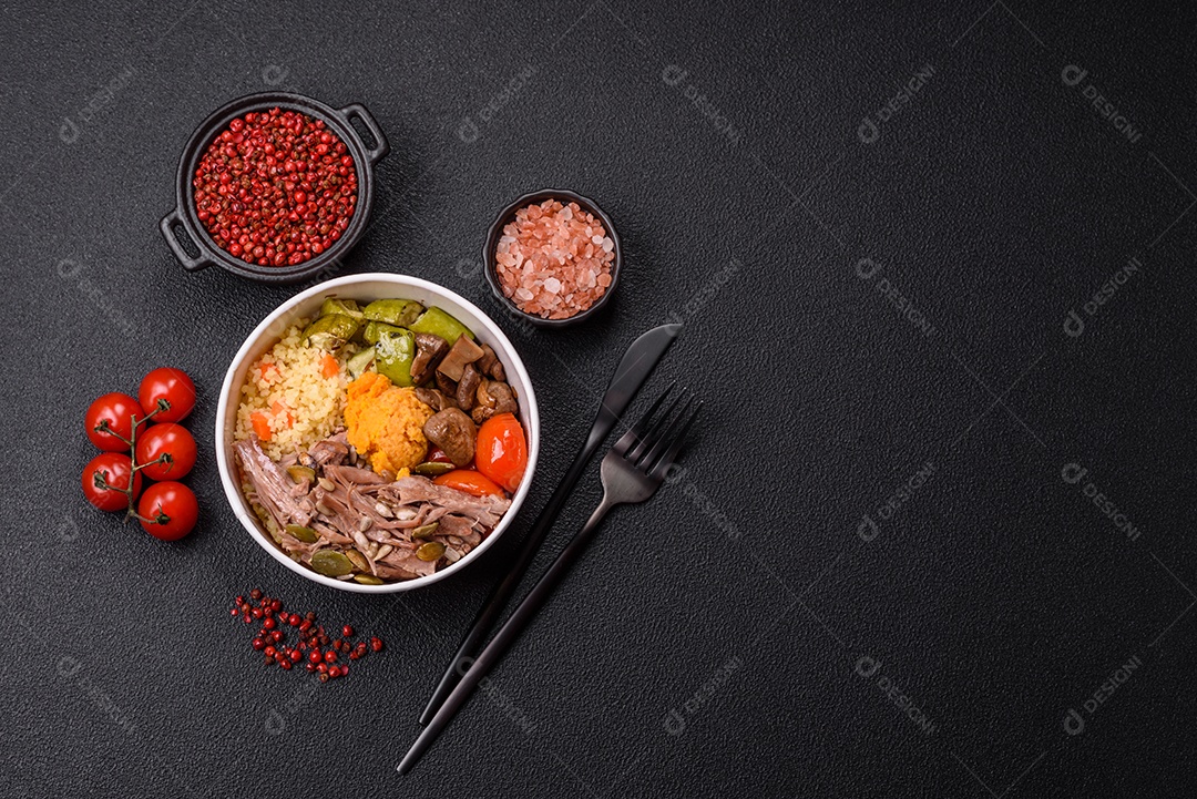 A imagem mostra um prato de comida que parece ser carne desfiada com vegetais Carne desfiada Tomates