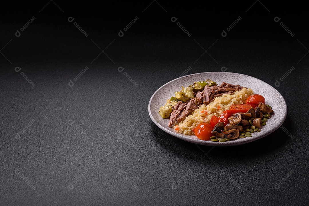 A imagem mostra um prato de comida que parece ser carne desfiada com vegetais Carne desfiada Tomates