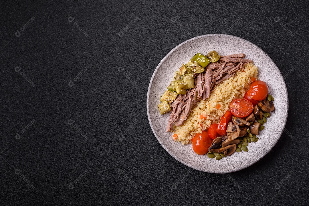 A imagem mostra um prato de comida que parece ser carne desfiada com vegetais Carne desfiada Tomates