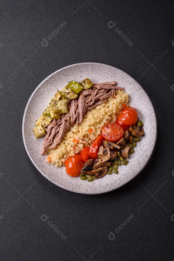 A imagem mostra um prato de comida que parece ser carne desfiada com vegetais Carne desfiada Tomates
