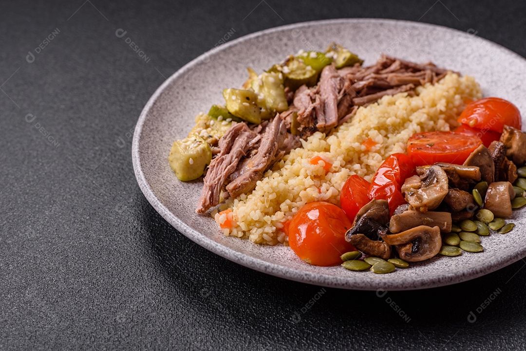 A imagem mostra um prato de comida que parece ser carne desfiada com vegetais Carne desfiada Tomates