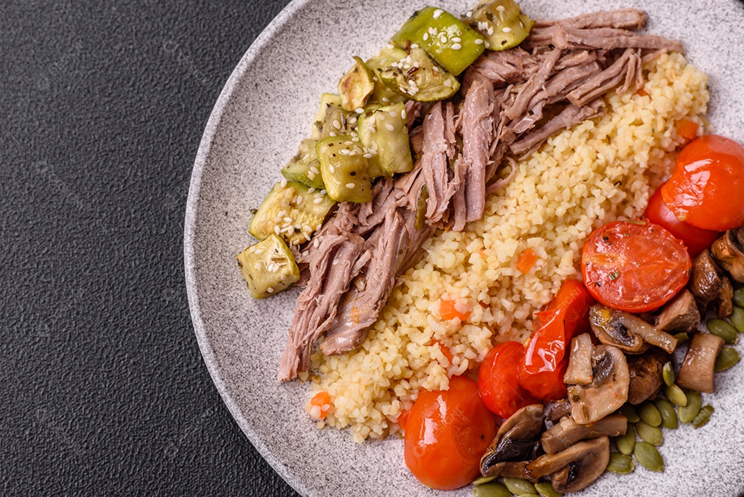 A imagem mostra um prato de comida que parece ser carne desfiada com vegetais Carne desfiada Tomates