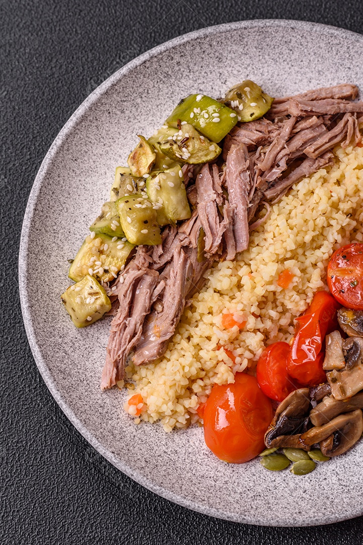 A imagem mostra um prato de comida que parece ser carne desfiada com vegetais Carne desfiada Tomates