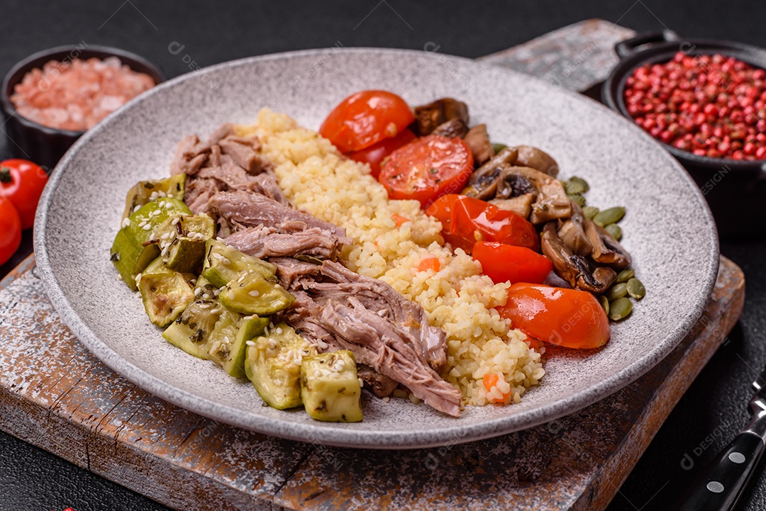 A imagem mostra um prato de comida que parece ser carne desfiada com vegetais Carne desfiada Tomates