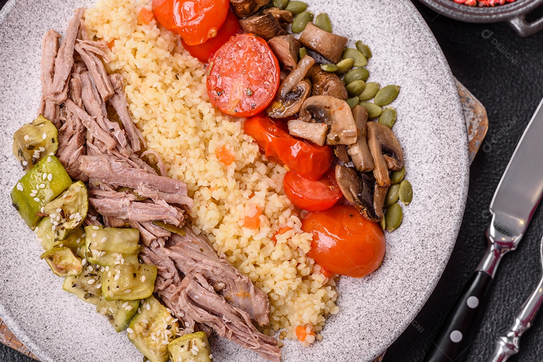 A imagem mostra um prato de comida que parece ser carne desfiada com vegetais Carne desfiada Tomates