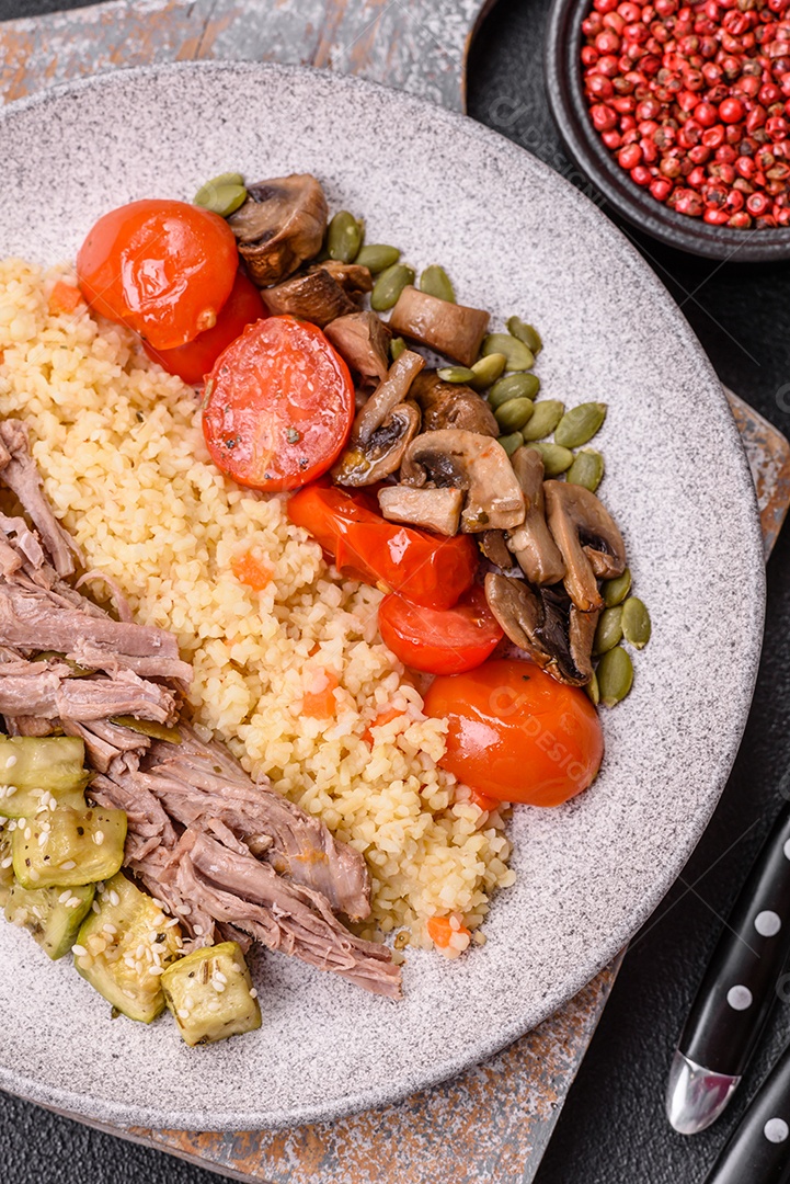 A imagem mostra um prato de comida que parece ser carne desfiada com vegetais Carne desfiada Tomates