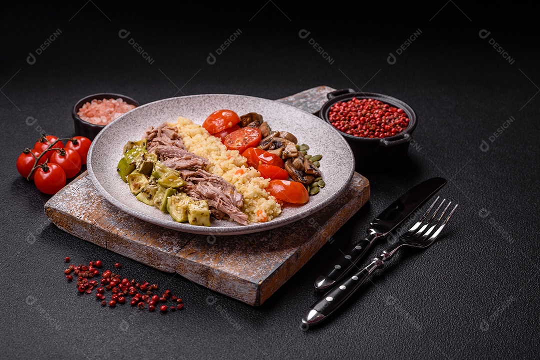 A imagem mostra um prato de comida que parece ser carne desfiada com vegetais Carne desfiada Tomates