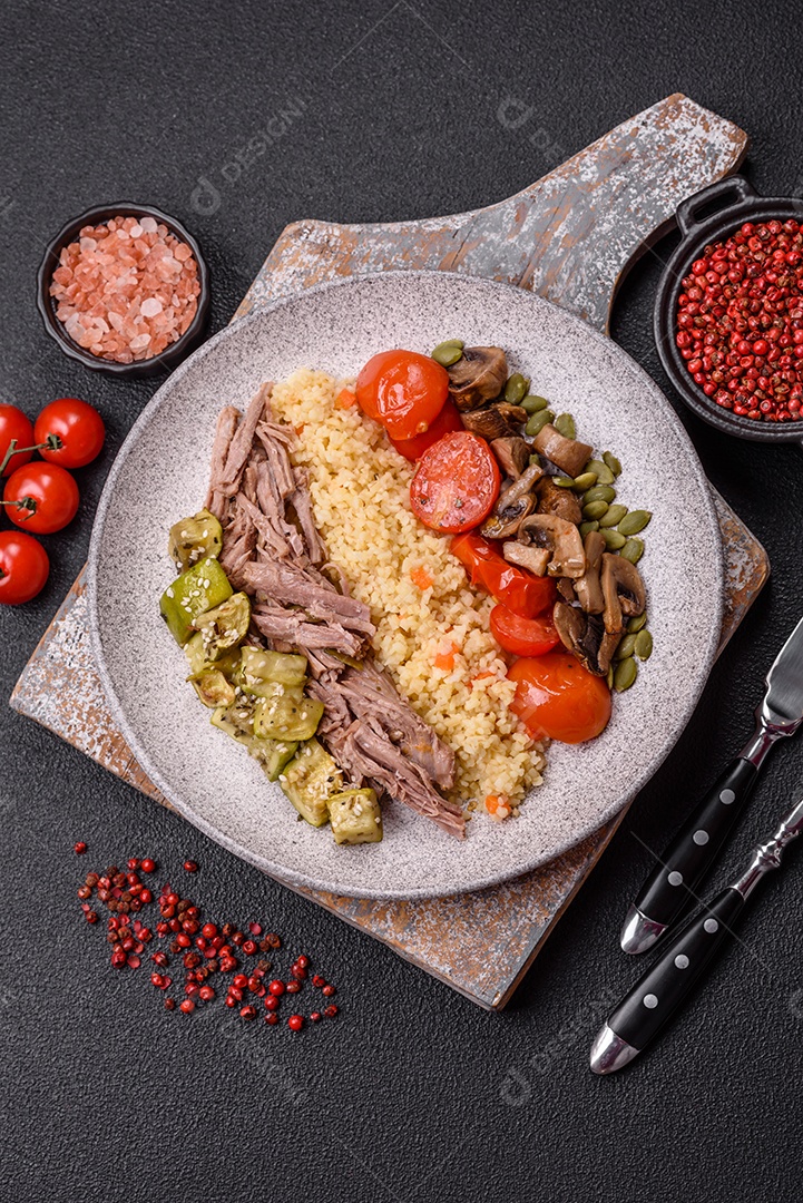 A imagem mostra um prato de comida que parece ser carne desfiada com vegetais Carne desfiada Tomates