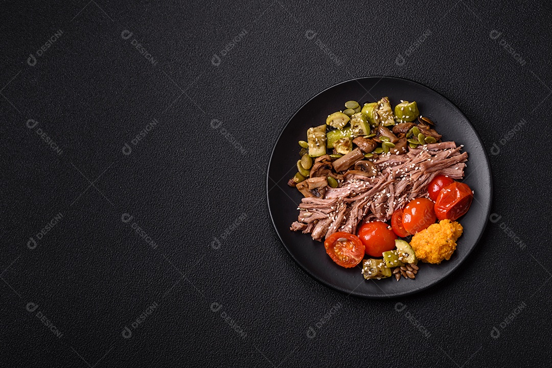 A imagem mostra uma tigela de quinoa com brócolis, cogumelos, carne desfiada (possivelmente frango ou carne bovina), tomate cereja e sementes de abóbora