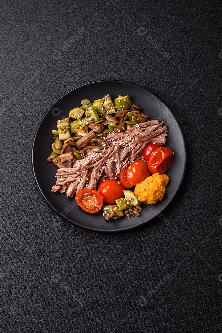 A imagem mostra uma tigela de quinoa com brócolis, cogumelos, carne desfiada (possivelmente frango ou carne bovina), tomate cereja e sementes de abóbora