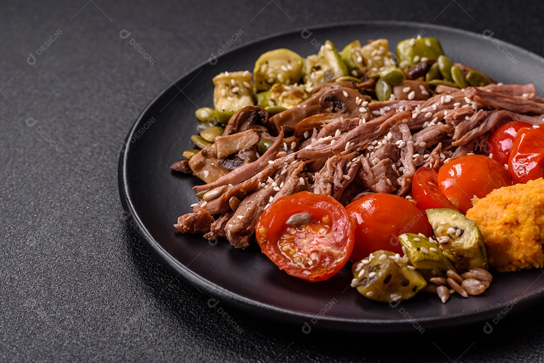 A imagem mostra uma tigela de quinoa com brócolis, cogumelos, carne desfiada (possivelmente frango ou carne bovina), tomate cereja e sementes de abóbora