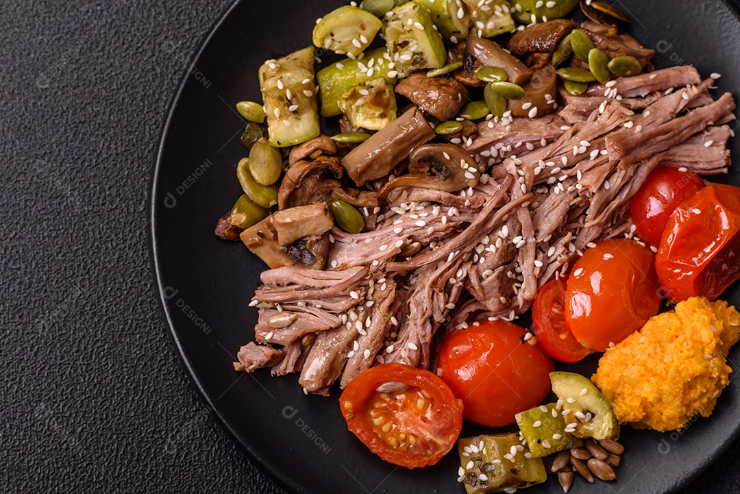 A imagem mostra uma tigela de quinoa com brócolis, cogumelos, carne desfiada (possivelmente frango ou carne bovina), tomate cereja e sementes de abóbora