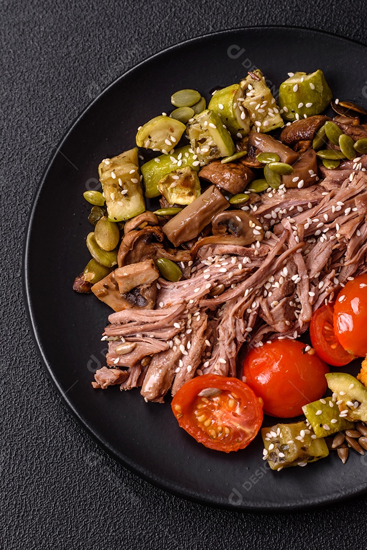 A imagem mostra uma tigela de quinoa com brócolis, cogumelos, carne desfiada (possivelmente frango ou carne bovina), tomate cereja e sementes de abóbora