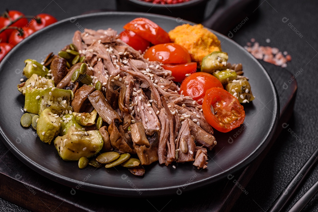 A imagem mostra uma tigela de quinoa com brócolis, cogumelos, carne desfiada (possivelmente frango ou carne bovina), tomate cereja e sementes de abóbora