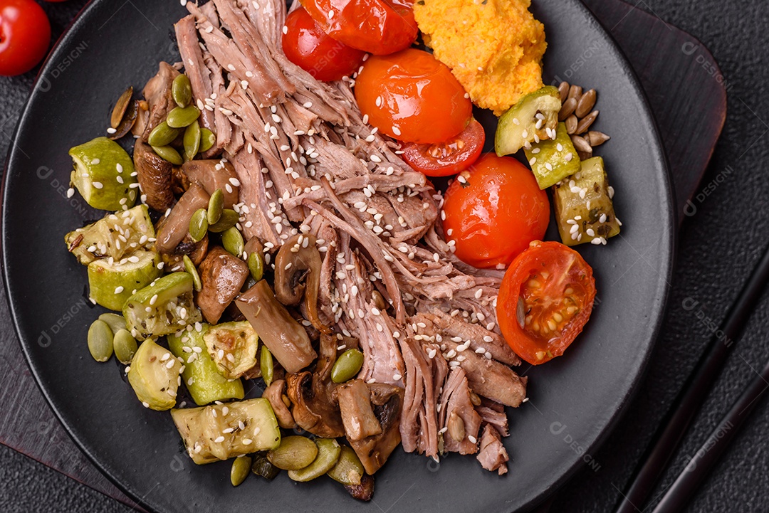 A imagem mostra uma tigela de quinoa com brócolis, cogumelos, carne desfiada (possivelmente frango ou carne bovina), tomate cereja e sementes de abóbora