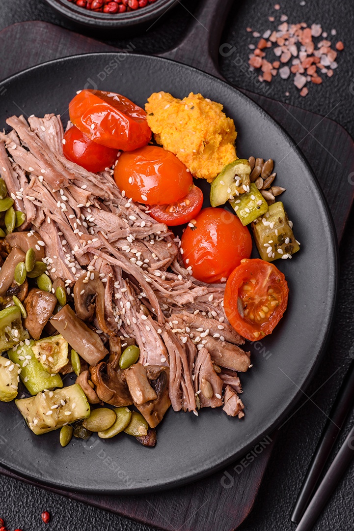 A imagem mostra uma tigela de quinoa com brócolis, cogumelos, carne desfiada (possivelmente frango ou carne bovina), tomate cereja e sementes de abóbora
