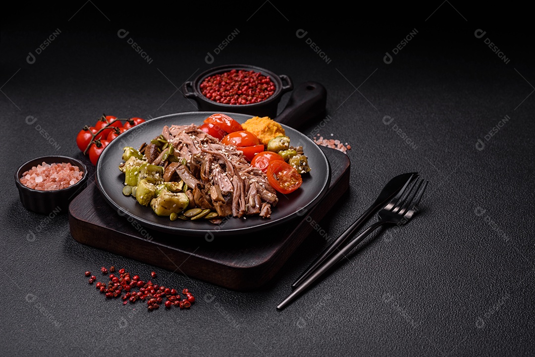 A imagem mostra uma tigela de quinoa com brócolis, cogumelos, carne desfiada (possivelmente frango ou carne bovina), tomate cereja e sementes de abóbora
