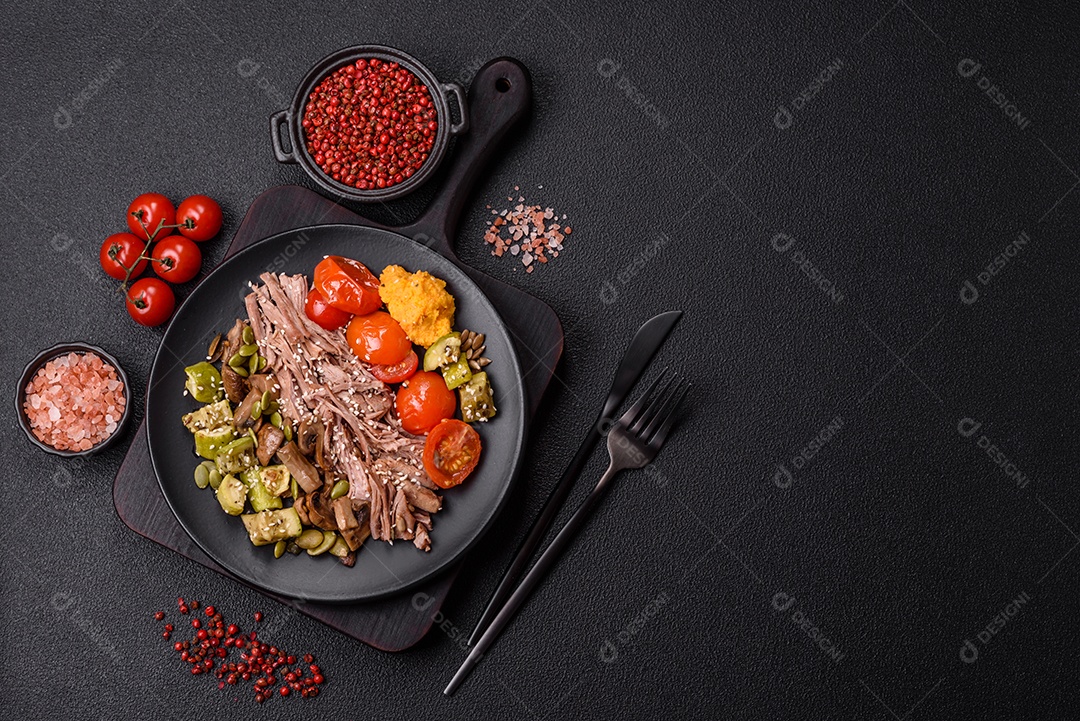 A imagem mostra uma tigela de quinoa com brócolis, cogumelos, carne desfiada (possivelmente frango ou carne bovina), tomate cereja e sementes de abóbora