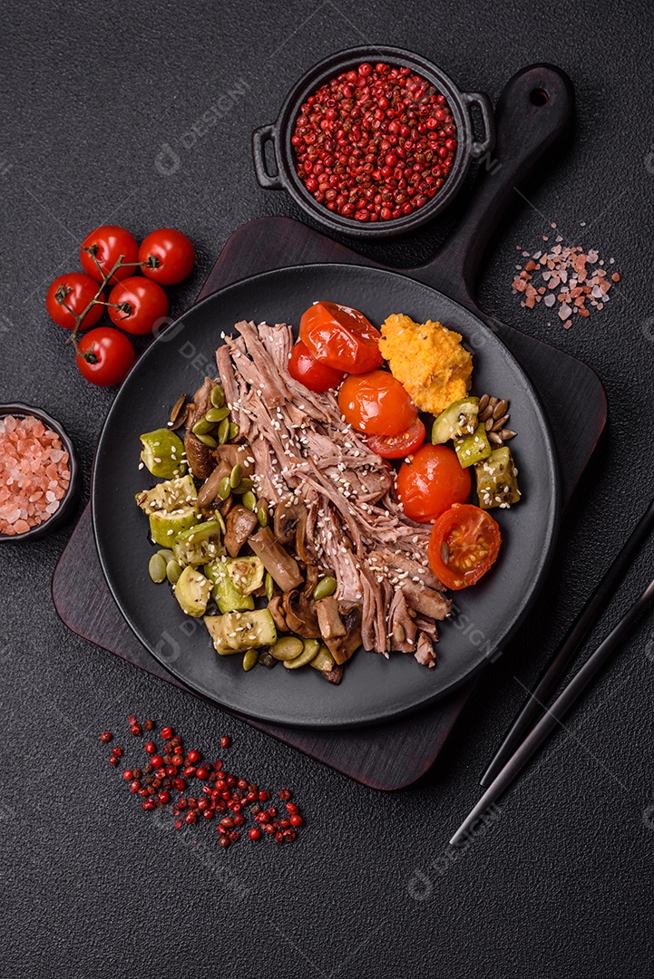 A imagem mostra uma tigela de quinoa com brócolis, cogumelos, carne desfiada (possivelmente frango ou carne bovina), tomate cereja e sementes de abóbora