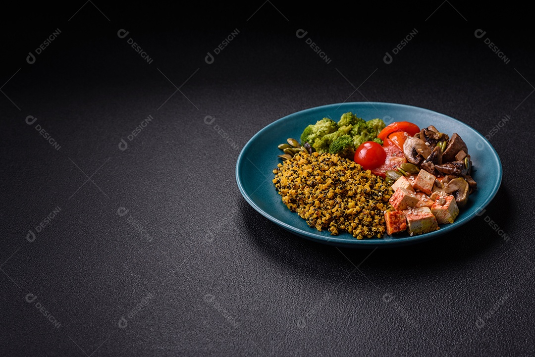 A imagem mostra uma tigela de quinoa com brócolis, cogumelos, carne desfiada (possivelmente frango ou carne bovina), tomate cereja e sementes de abóbora