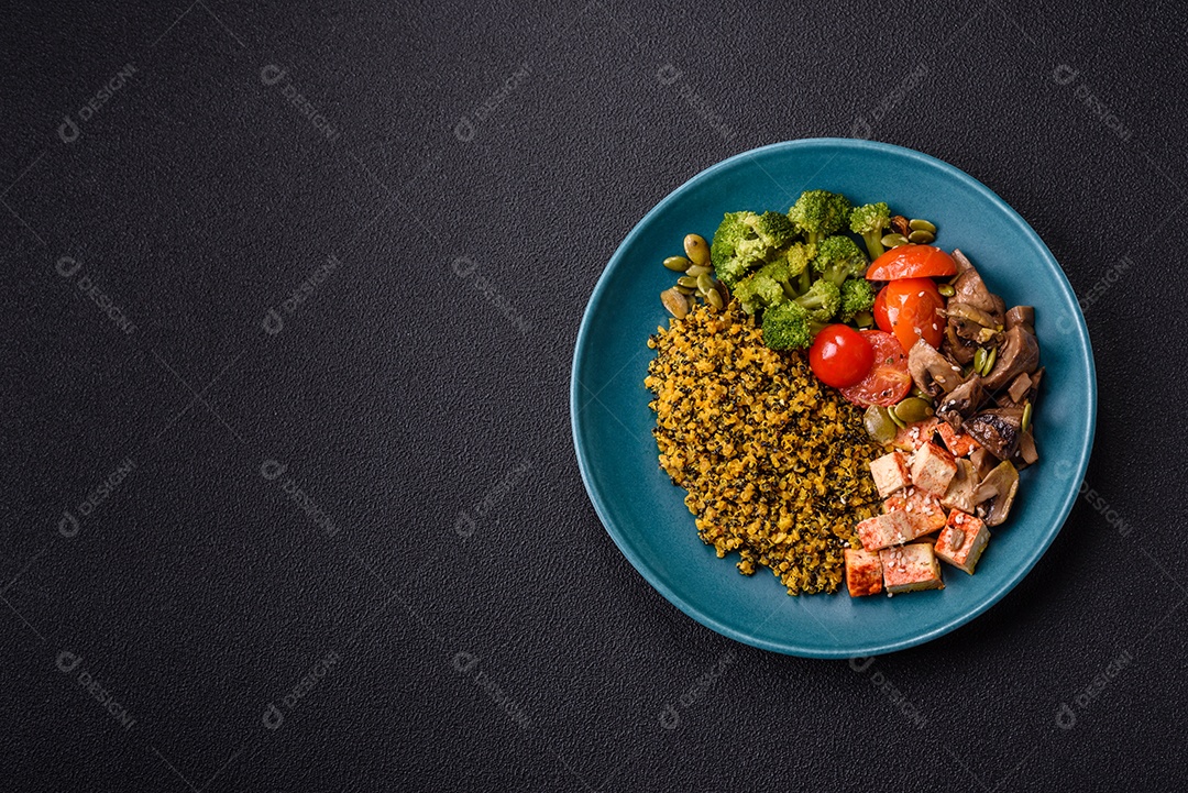 A imagem mostra uma tigela de quinoa com brócolis, cogumelos, carne desfiada (possivelmente frango ou carne bovina), tomate cereja e sementes de abóbora