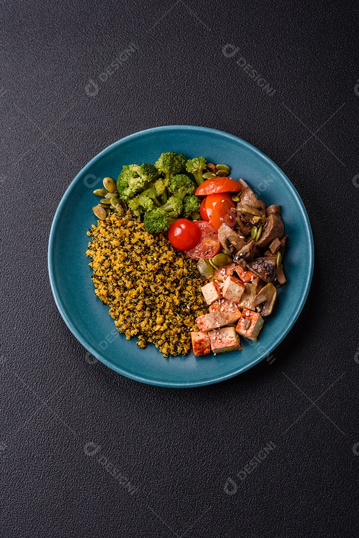 A imagem mostra uma tigela de quinoa com brócolis, cogumelos, carne desfiada (possivelmente frango ou carne bovina), tomate cereja e sementes de abóbora