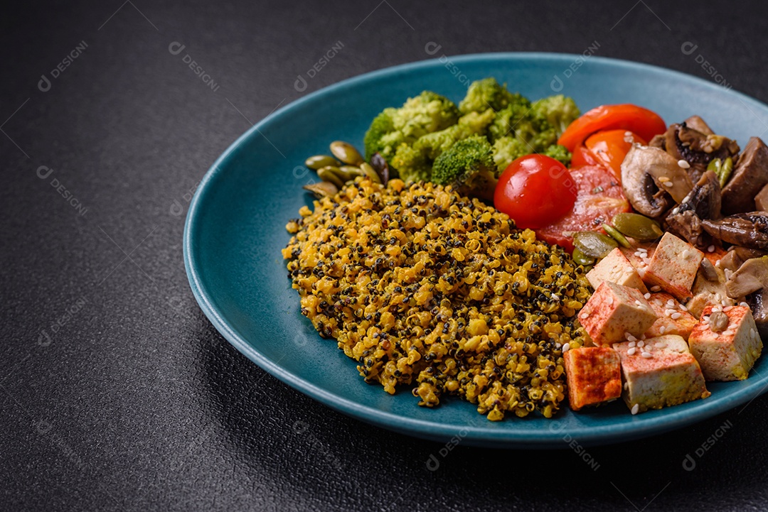 A imagem mostra uma tigela de quinoa com brócolis, cogumelos, carne desfiada (possivelmente frango ou carne bovina), tomate cereja e sementes de abóbora