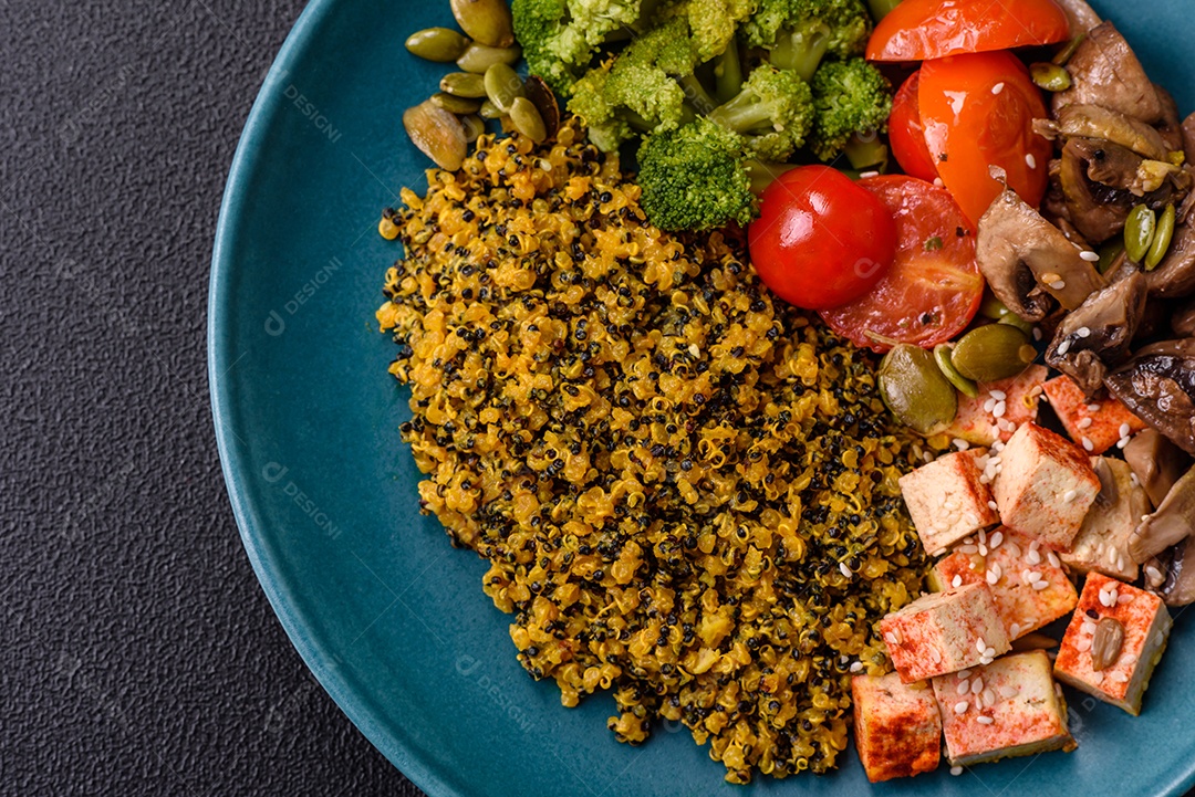 A imagem mostra uma tigela de quinoa com brócolis, cogumelos, carne desfiada (possivelmente frango ou carne bovina), tomate cereja e sementes de abóbora