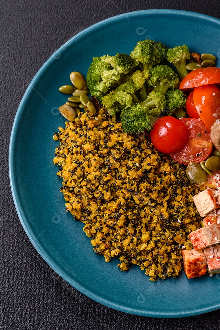 A imagem mostra uma tigela de quinoa com brócolis, cogumelos, carne desfiada (possivelmente frango ou carne bovina), tomate cereja e sementes de abóbora