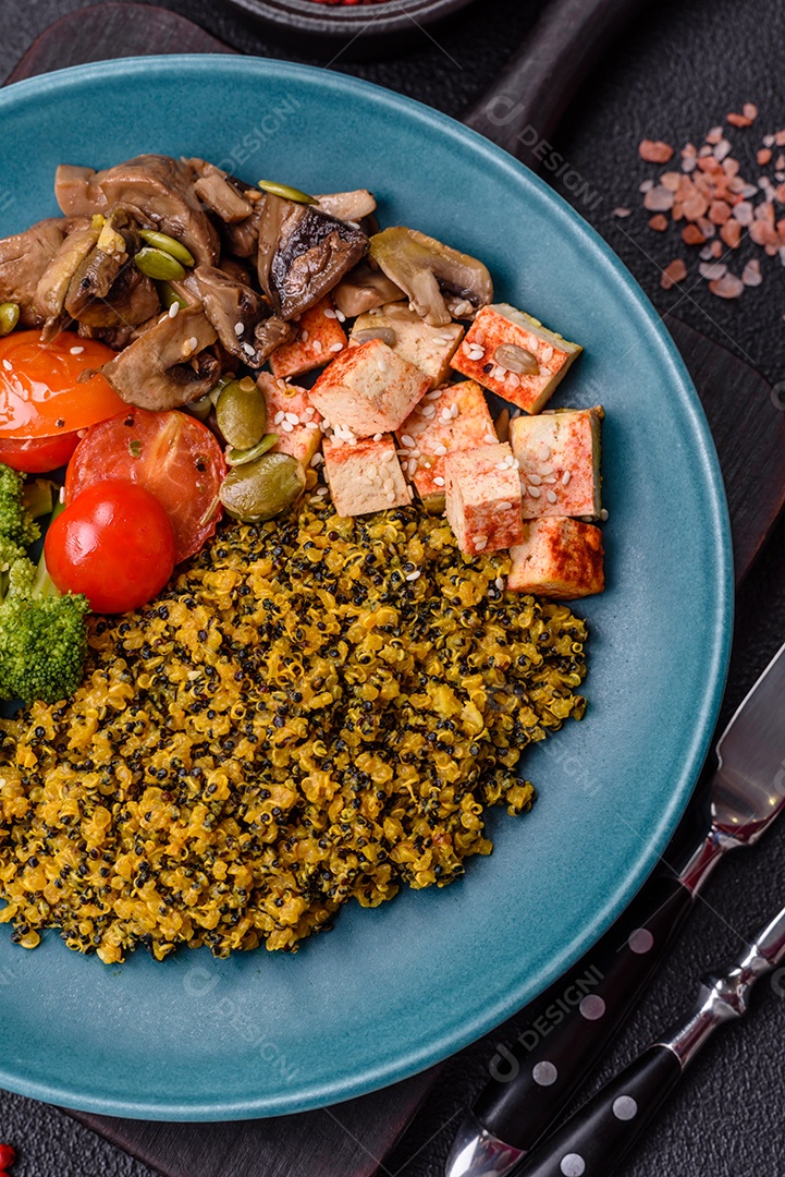 A imagem mostra um prato de comida que parece ser carne desfiada com vegetais Carne desfiada Tomates