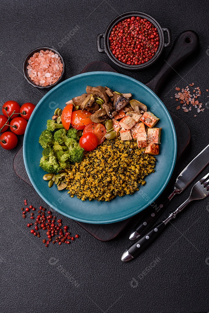 A imagem mostra uma tigela de quinoa com brócolis, cogumelos, carne desfiada (possivelmente frango ou carne bovina), tomate cereja e sementes de abóbora