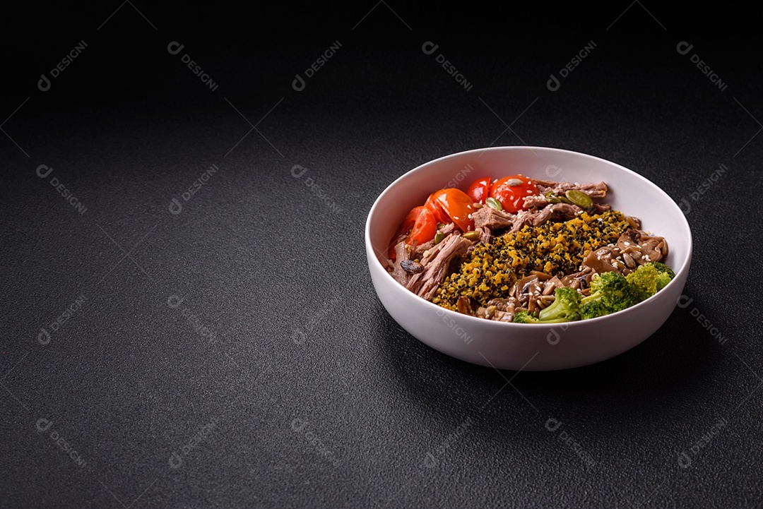 A imagem mostra uma tigela de quinoa com brócolis, cogumelos, carne desfiada (possivelmente frango ou carne bovina), tomate cereja e sementes de abóbora