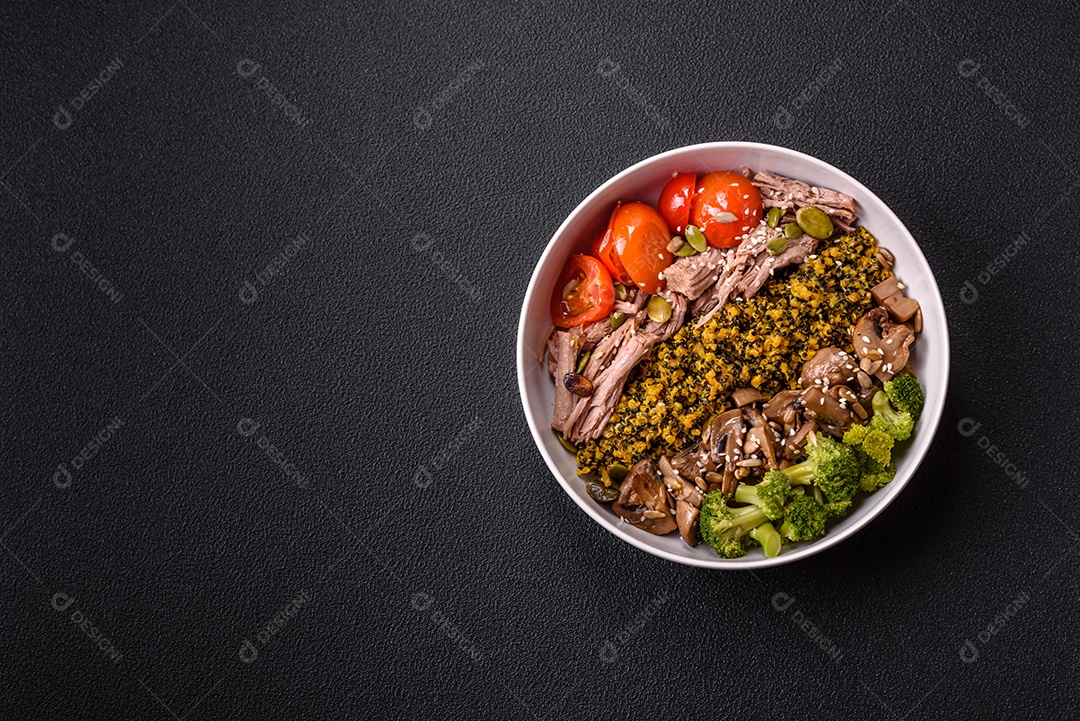 A imagem mostra uma tigela de quinoa com brócolis, cogumelos, carne desfiada (possivelmente frango ou carne bovina), tomate cereja e sementes de abóbora
