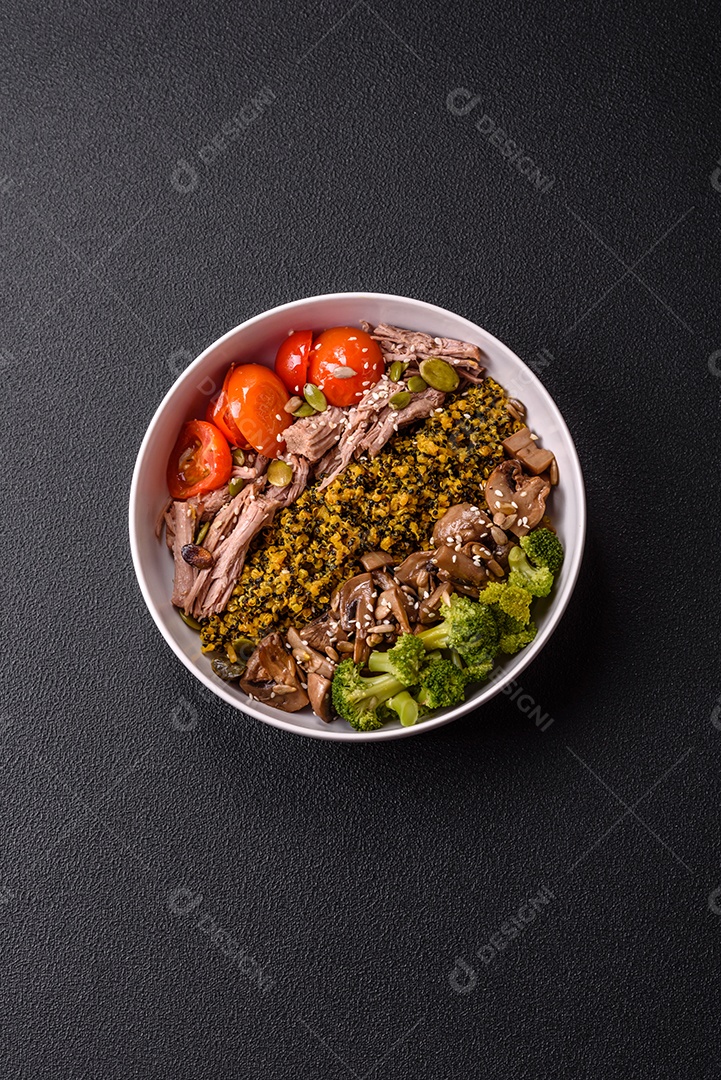 A imagem mostra uma tigela de quinoa com brócolis, cogumelos, carne desfiada (possivelmente frango ou carne bovina), tomate cereja e sementes de abóbora