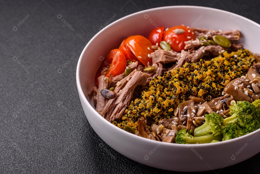 A imagem mostra uma tigela de quinoa com brócolis, cogumelos, carne desfiada (possivelmente frango ou carne bovina), tomate cereja e sementes de abóbora
