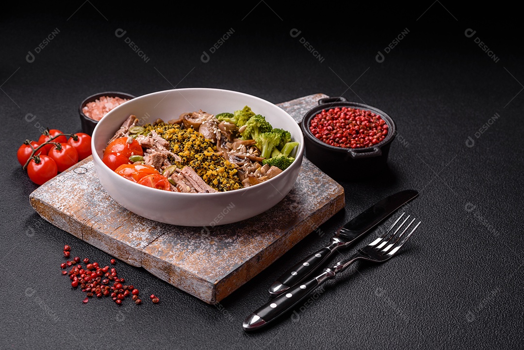A imagem mostra uma tigela de quinoa com brócolis, cogumelos, carne desfiada (possivelmente frango ou carne bovina), tomate cereja e sementes de abóbora