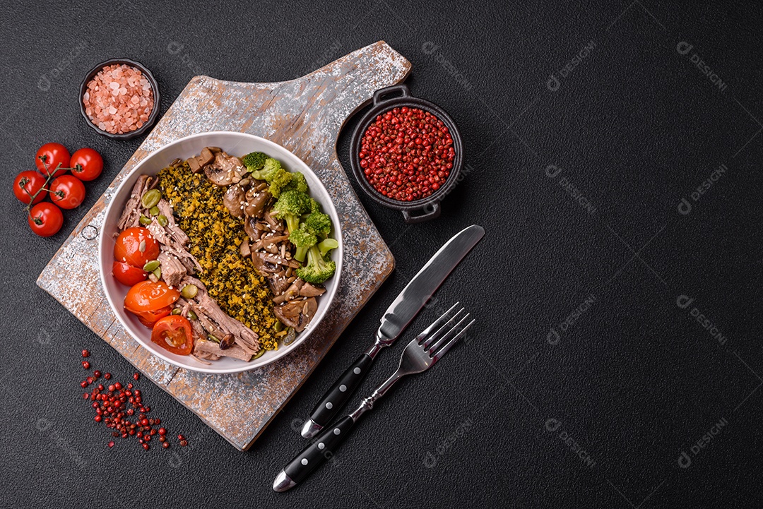 A imagem mostra um prato de comida que parece ser carne desfiada com vegetais Carne desfiada Tomates