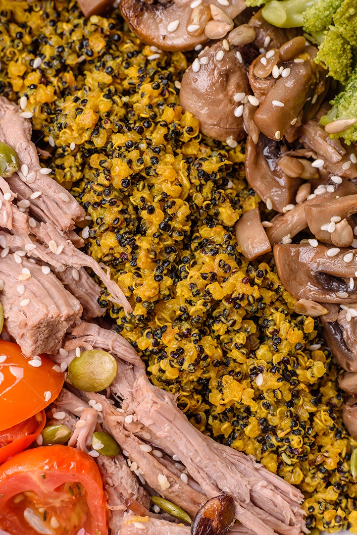 A imagem mostra macarrão instantâneo, popularmente conhecido como miojo.