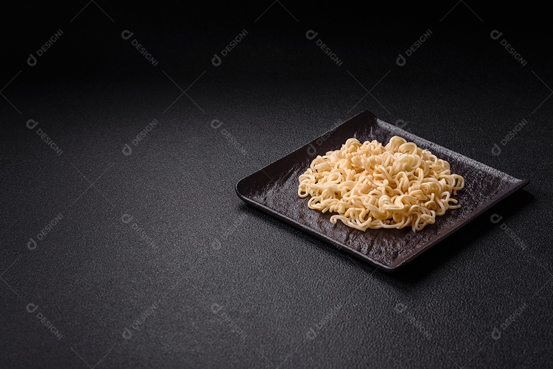 A imagem mostra macarrão instantâneo, popularmente conhecido como miojo.